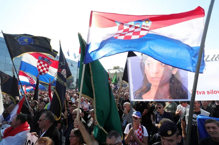 PROSVJED PROTIV VLASTI: U Vukovaru održan prosvjed zbog neprocesuiranja ratnih zločina