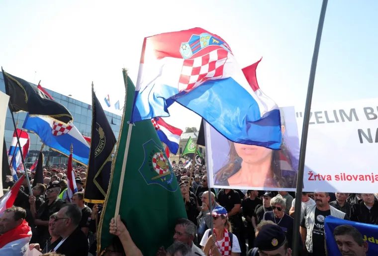 PROSVJED PROTIV VLASTI: U Vukovaru održan prosvjed zbog neprocesuiranja ratnih zločina