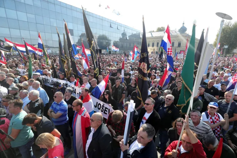 Na glavnom gradskom trgu održan je prosvjed u znak protesta na neprocesuiranje ratnih zločina počinjenih na području Vukovara