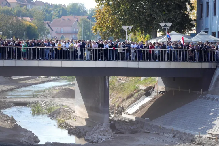 PROSVJED PROTIV VLASTI: U Vukovaru održan prosvjed zbog neprocesuiranja ratnih zločina