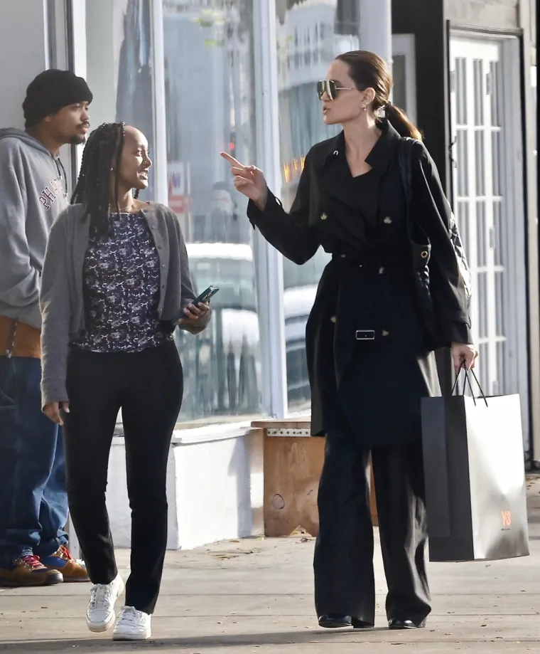 Angelina Jolie i njezina kći Zahara 'uhvaćene' ispred trgovine: Paparazzi doznali i što su radile ondje