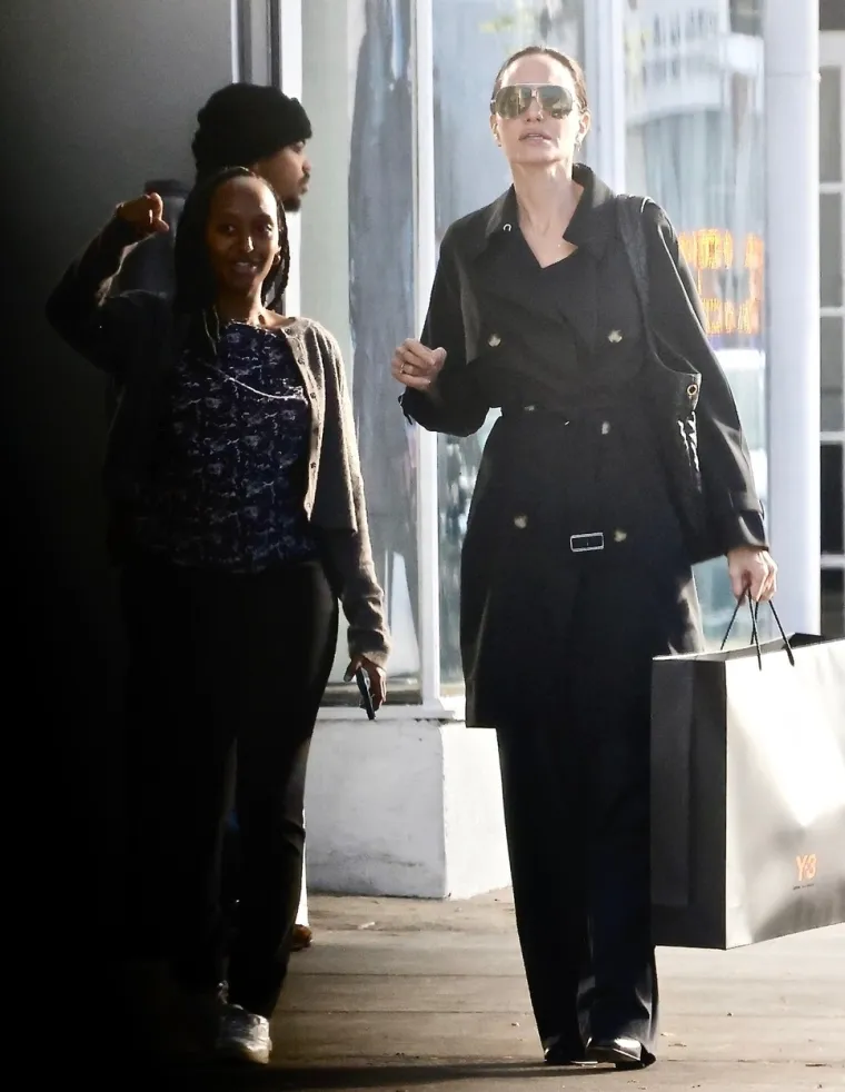 Angelina Jolie i njezina kći Zahara 'uhvaćene' ispred trgovine: Paparazzi doznali i što su radile ondje