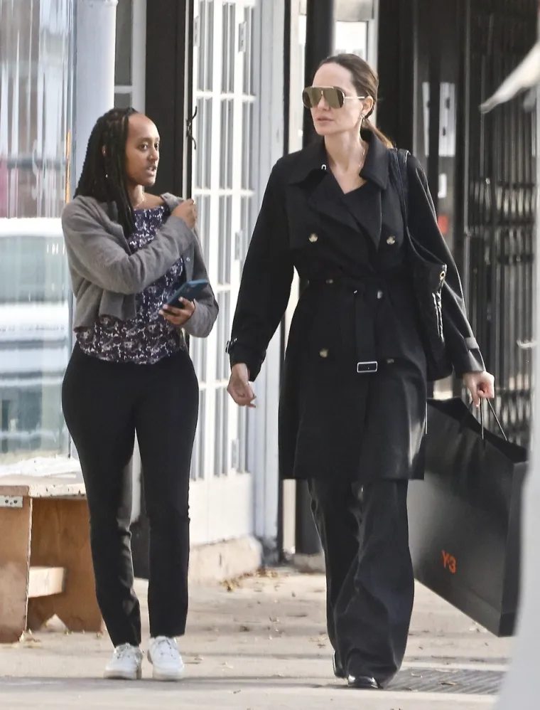 Angelina Jolie i njezina kći Zahara 'uhvaćene' ispred trgovine: Paparazzi doznali i što su radile ondje