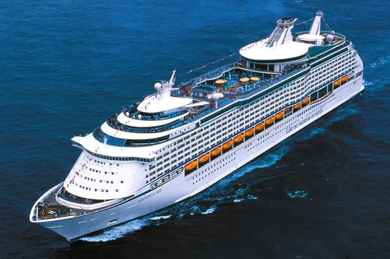 VOYAGER OF THE SEAS - Voyager svojom dužinom devet puta premašuje dužinu prvog izgrađenog aviona braće Wright. Isplovio je 1999. godine, a ponajviše se ponoci svojim televizijskim studiom i kino dvoranom te ogromnim terenom za golf. Teži 138.000 tona, dug je oko 300 metara, a kapacitet mu je 3.114 osoba.