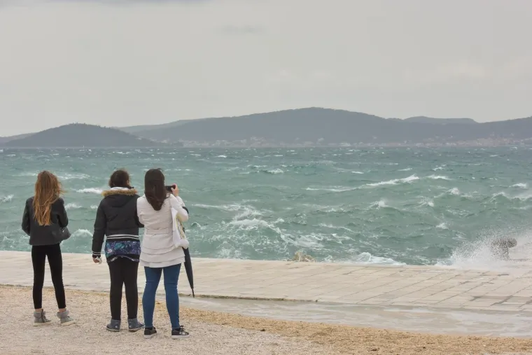 Meteoalarm izdao upozorenje zbog olujnog juga: Prekinute trajektne linije u Zadru i Šibeniku