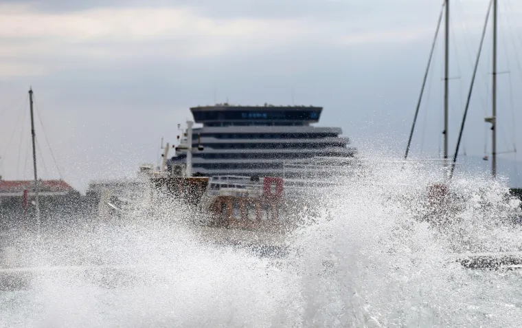 Meteoalarm izdao upozorenje zbog olujnog juga: Prekinute trajektne linije u Zadru i Šibeniku