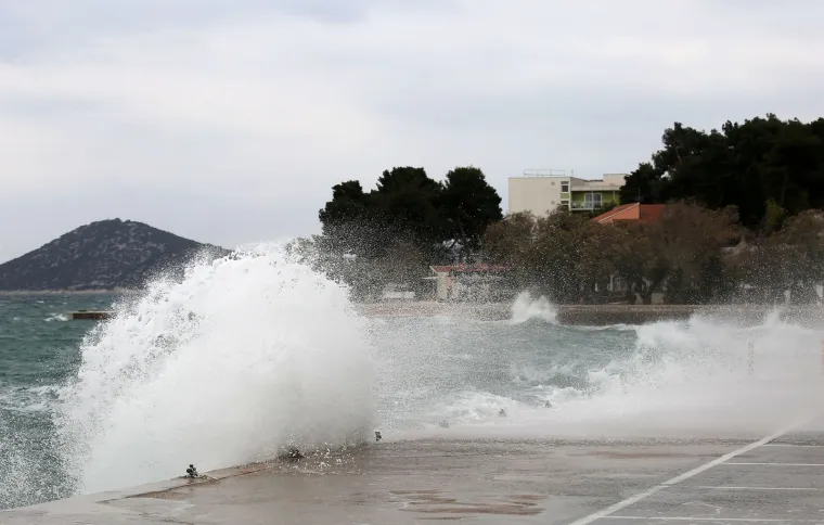 Meteoalarm izdao upozorenje zbog olujnog juga: Prekinute trajektne linije u Zadru i Šibeniku
