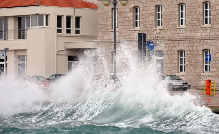 Meteoalarm izdao upozorenje zbog olujnog juga: Prekinute trajektne linije u Zadru i Šibeniku