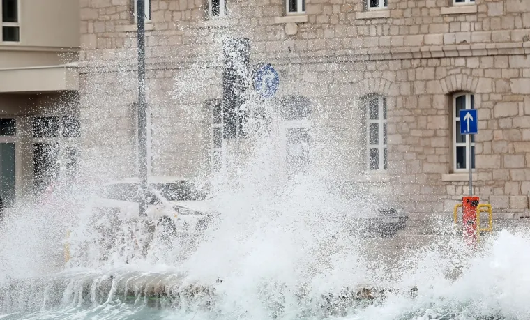 Meteoalarm izdao upozorenje zbog olujnog juga: Prekinute trajektne linije u Zadru i Šibeniku