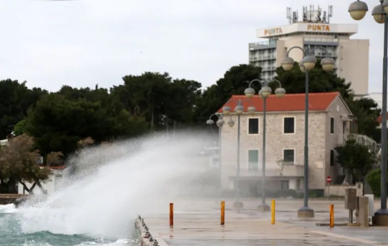 Meteoalarm izdao upozorenje zbog olujnog juga: Prekinute trajektne linije u Zadru i Šibeniku