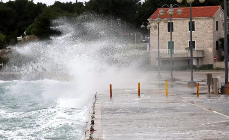 Meteoalarm izdao upozorenje zbog olujnog juga: Prekinute trajektne linije u Zadru i Šibeniku