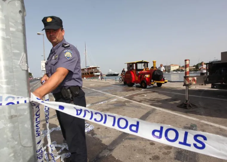 Turistički vlakić završio šest metara pod morem