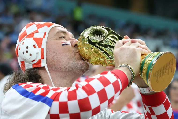 Hrvati i Hrvatice okupirali tribine Lusaila: Trofej je već među njima, a stigao je i Djedica