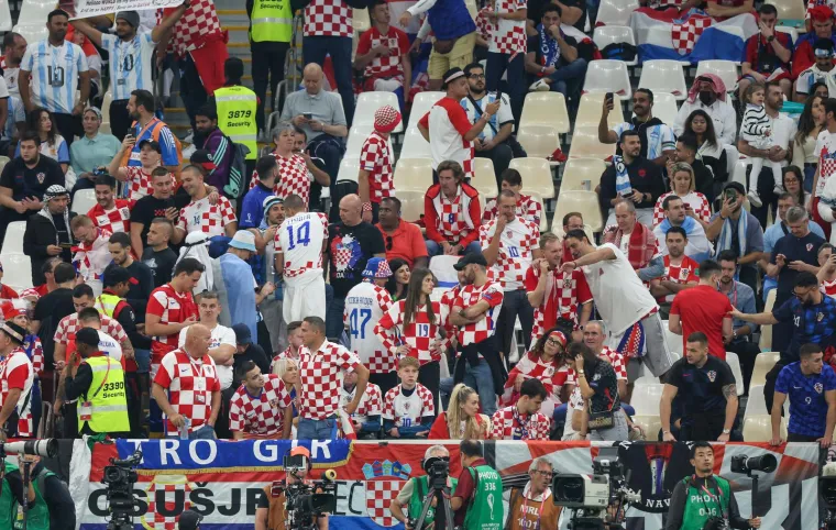 Hrvati i Hrvatice okupirali tribine Lusaila: Trofej je već među njima, a stigao je i Djedica