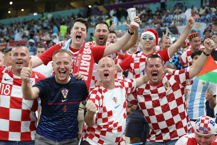 Hrvati i Hrvatice okupirali tribine Lusaila: Trofej je već među njima, a stigao je i Djedica