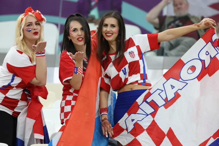 Hrvati i Hrvatice okupirali tribine Lusaila: Trofej je već među njima, a stigao je i Djedica