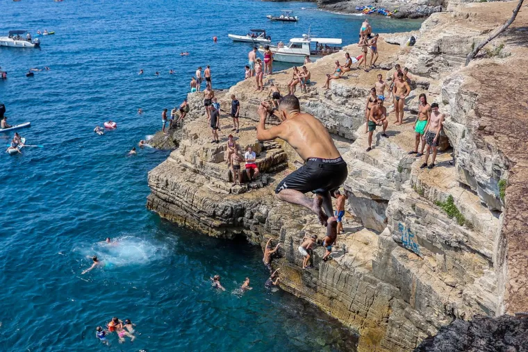 Isklesana tijela, vratolomije i adrenalin: Ovo hrvatskom mjesto je hit među turistima