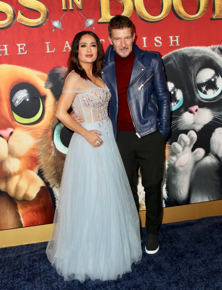 Salma Hayek kao da je sklopila ugovor s vragom: Pogled na njen raskošni dekolte i dalje je opasan po život