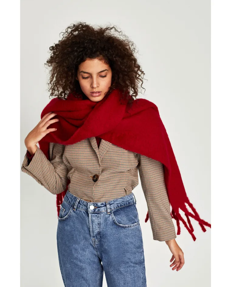 Mekani crveni šal, Zara, 179,90 kuna