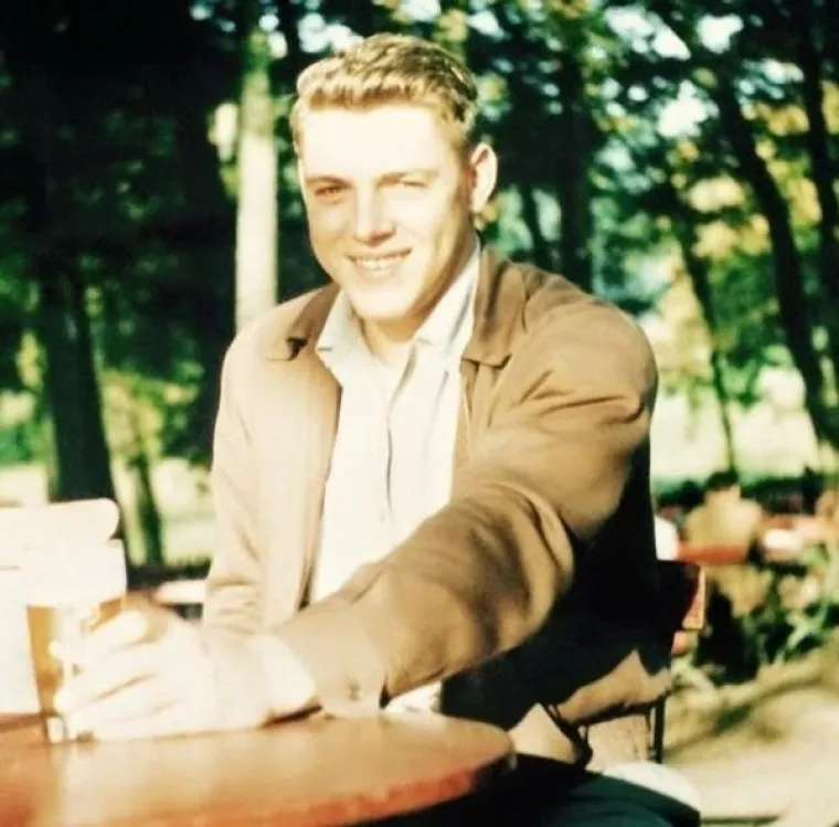 IZVUKLI STARE FOTOGRAFIJE SVOJIH DJEDOVA I BAKA PA PITALI KORISNIKE DRUŠTVENIH MREŽA: Kako je moguće da svi izgledaju kao filmske zvijezde?