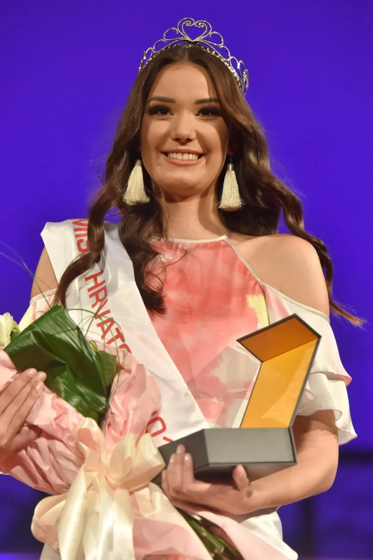 Na izboru za Miss Hrvatske 2017. pobijedila je Senjkinja Tea Mlinarić.