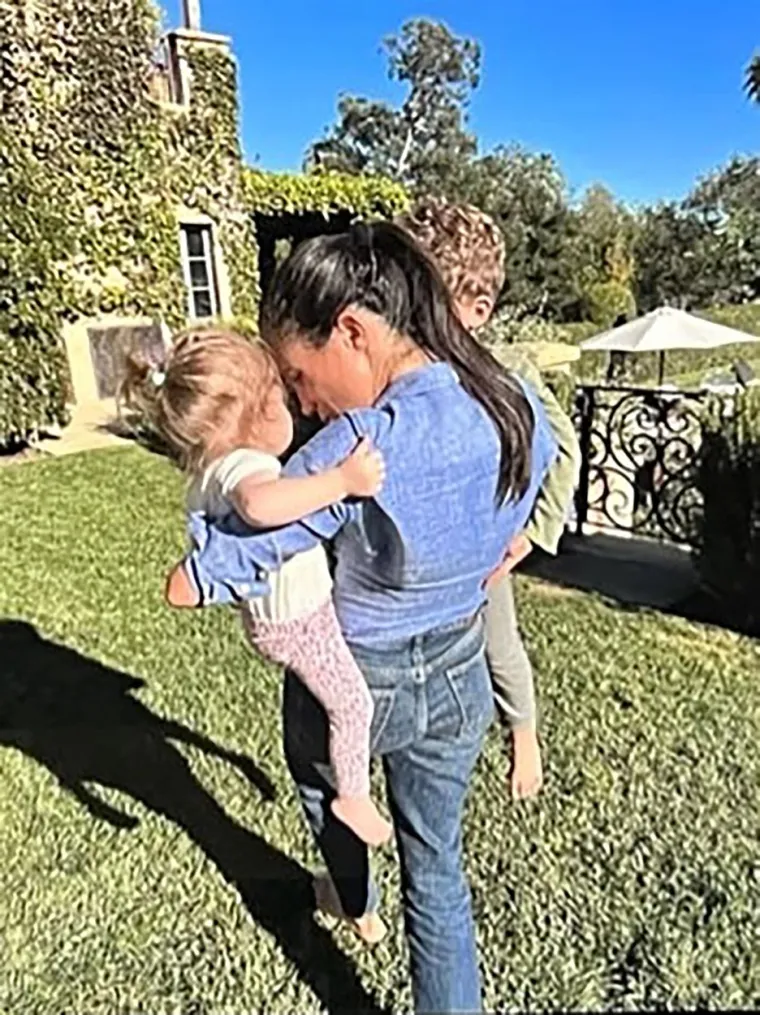 Princ Harry i Meghan Markle po prvi put otkrili fotografije kćerkice Lillibet: Od poroda i prvih koraka do prvog rođendana