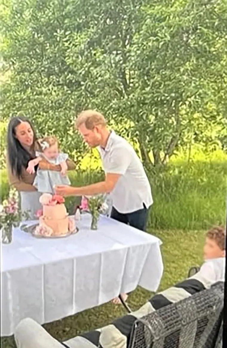 Princ Harry i Meghan Markle po prvi put otkrili fotografije kćerkice Lillibet: Od poroda i prvih koraka do prvog rođendana