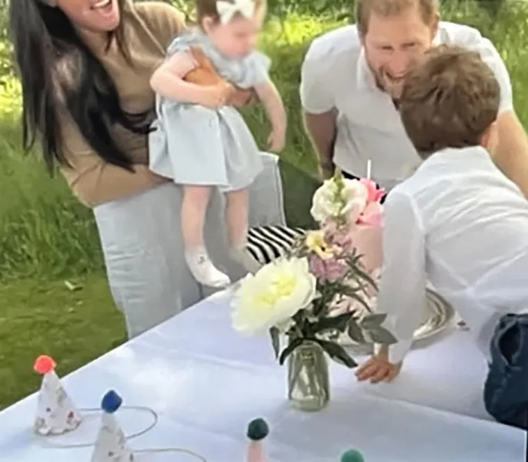 Princ Harry i Meghan Markle po prvi put otkrili fotografije kćerkice Lillibet: Od poroda i prvih koraka do prvog rođendana