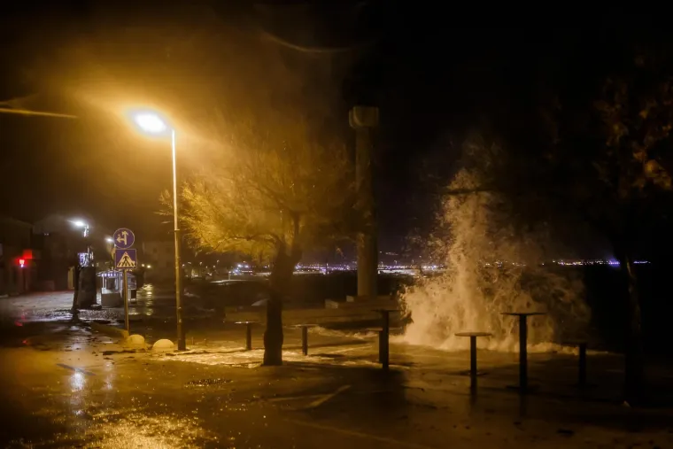 Pogledajte što je olujno jugo učinilo od Kaštela, plimni val potopio je dobar dio mjesta