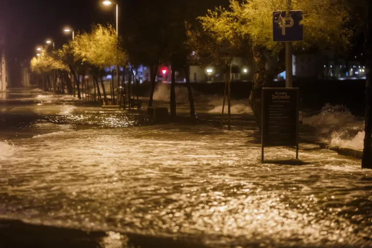 Pogledajte što je olujno jugo učinilo od Kaštela, plimni val potopio je dobar dio mjesta