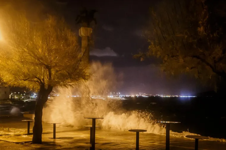 Pogledajte što je olujno jugo učinilo od Kaštela, plimni val potopio je dobar dio mjesta