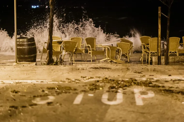 Pogledajte što je olujno jugo učinilo od Kaštela, plimni val potopio je dobar dio mjesta