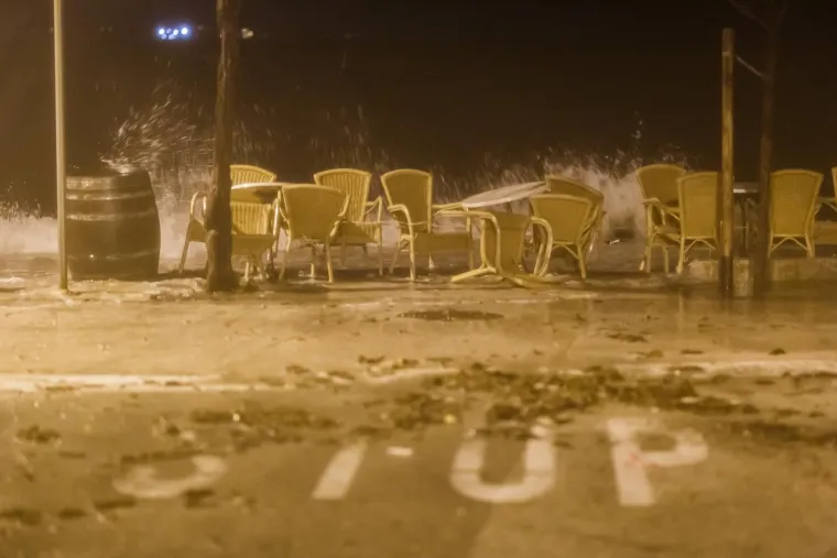 Pogledajte što je olujno jugo učinilo od Kaštela, plimni val potopio je dobar dio mjesta