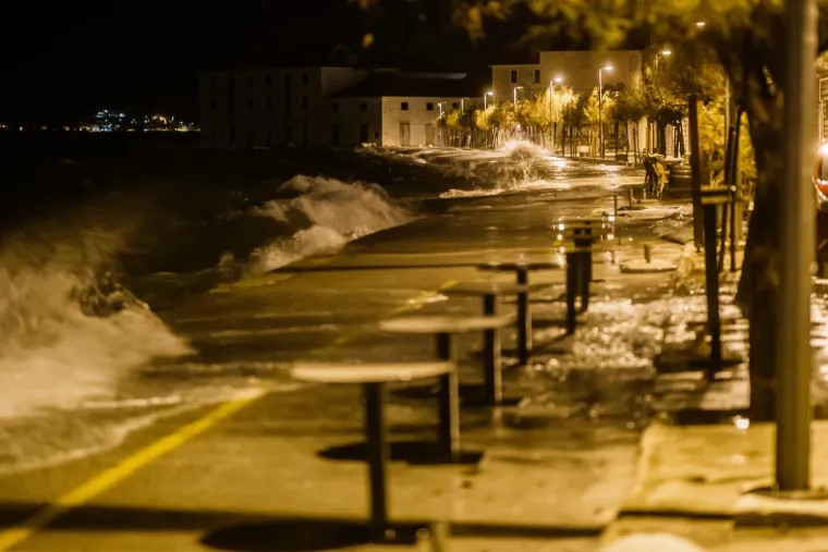 Pogledajte što je olujno jugo učinilo od Kaštela, plimni val potopio je dobar dio mjesta