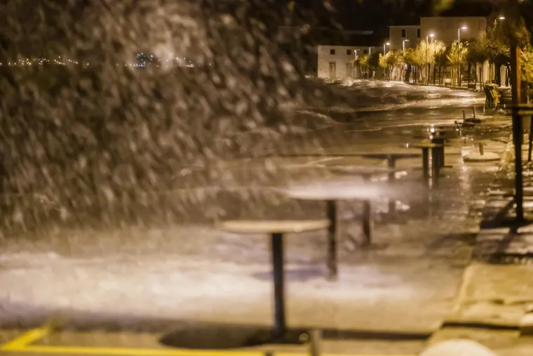 Pogledajte što je olujno jugo učinilo od Kaštela, plimni val potopio je dobar dio mjesta