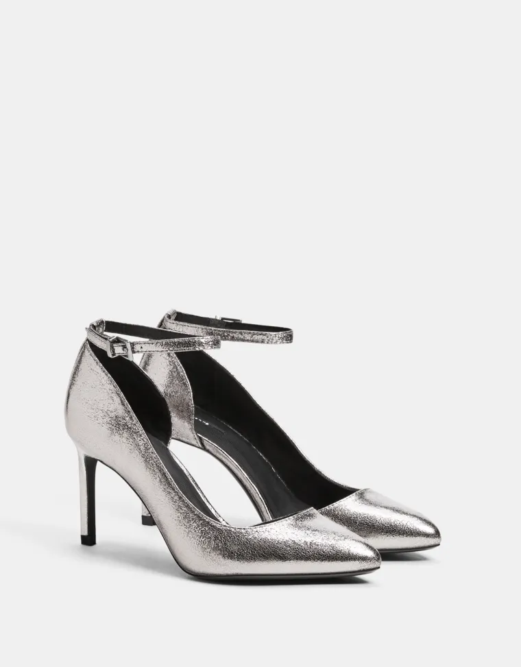 Asimetrične metalik cipele s petom i remenom, Bershka, 179,90 kuna