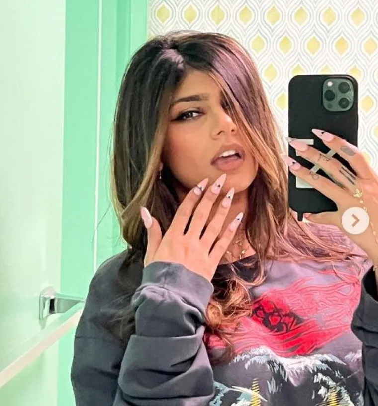 Imala je 21 godinu tijekom svog kratkog vremena kao porno zvijezda i razmišljajući tijekom razgovora za BBC, rekla je: “Mislim da se to (posttraumatski stres) javlja uglavnom kad izađem u javnost jer se zbog pogleda koje dobijem osjećam kao ljudi vidi kroz moju odjeću i to me duboko posramljuje.&apos;