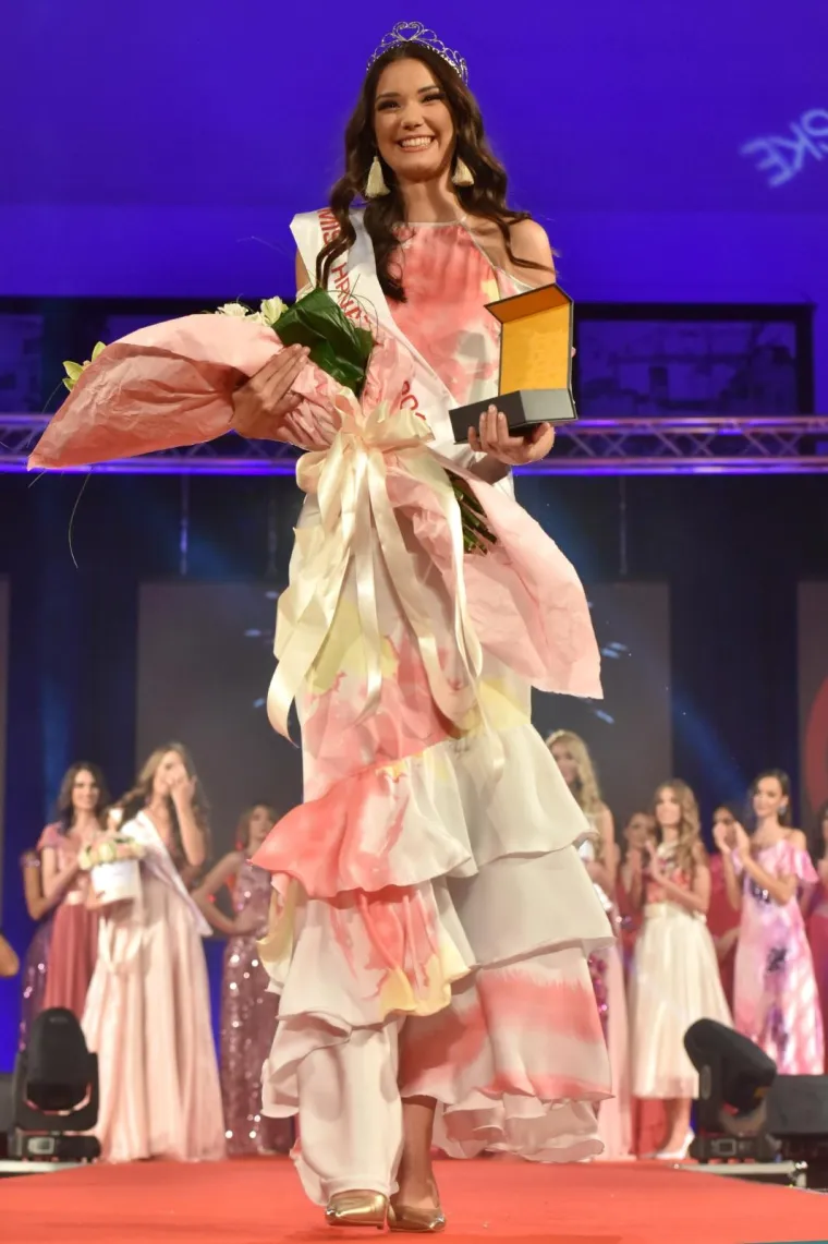 HRVATSKA IMA NOVU MISS: Krunu je ponijela Tea Mlinarić, a ovako su se ljepotice predstavile žiriju