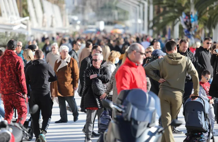 [FOTO] OVAKO IZGLEDA DRUGI VAL PANDEMIJE U SPLITU: Ljudi zaboravili na sve mjere i natiskani na Rivi piju kavu