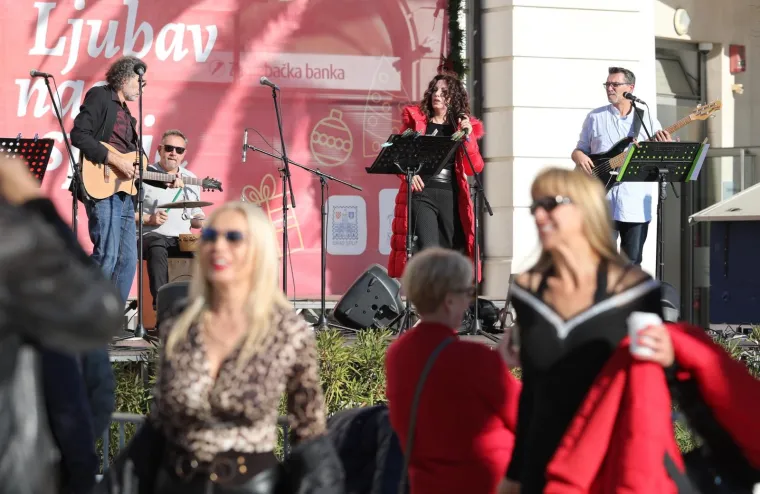 [FOTO] OVAKO IZGLEDA DRUGI VAL PANDEMIJE U SPLITU: Ljudi zaboravili na sve mjere i natiskani na Rivi piju kavu