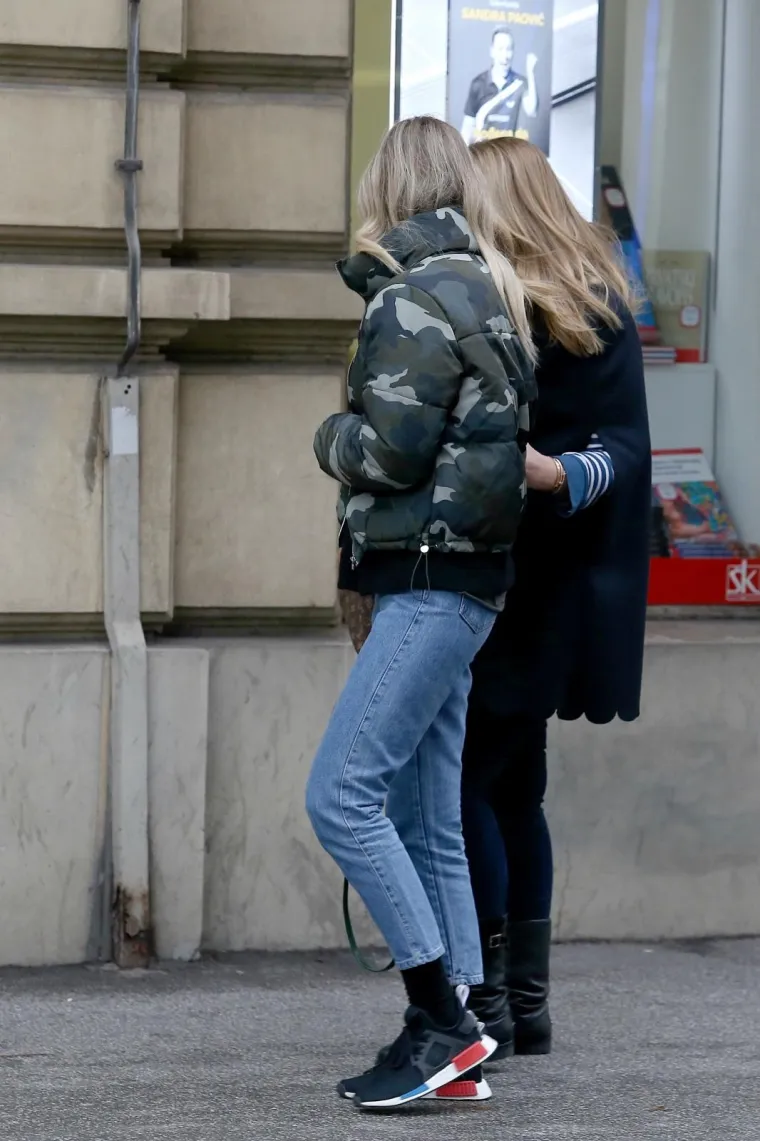 DOK JOJ OTAC BJEŽI OD KAMERA U LONDONU, NASMIJANA KĆI IVICE TODORIĆA ŠEĆE ZAGREBOM: Snimljena je u društvu prijateljice