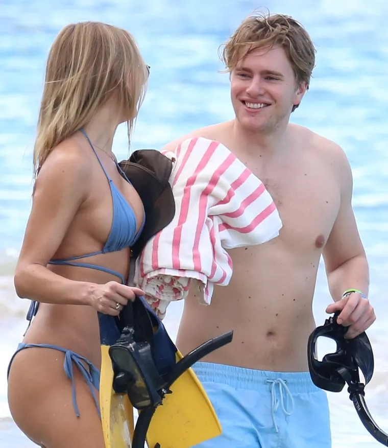 Reality zvijezda i dizajnerica kupaćih kostima Kimberley Garner (29) uhvaćena je s misterioznim muškarcem na jednoj plaži na Barbadosu. Plijenila je pozornost svojom svršenom linijom koju je izvrsno istaknula minijaturnim plavim bikinijem. Foto: Profimedia
