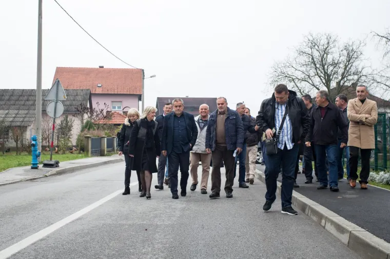 POKLOPCI KOJI KLAPAJU: Okružen suradnicima Bandić je nadgledao popravak šahtova