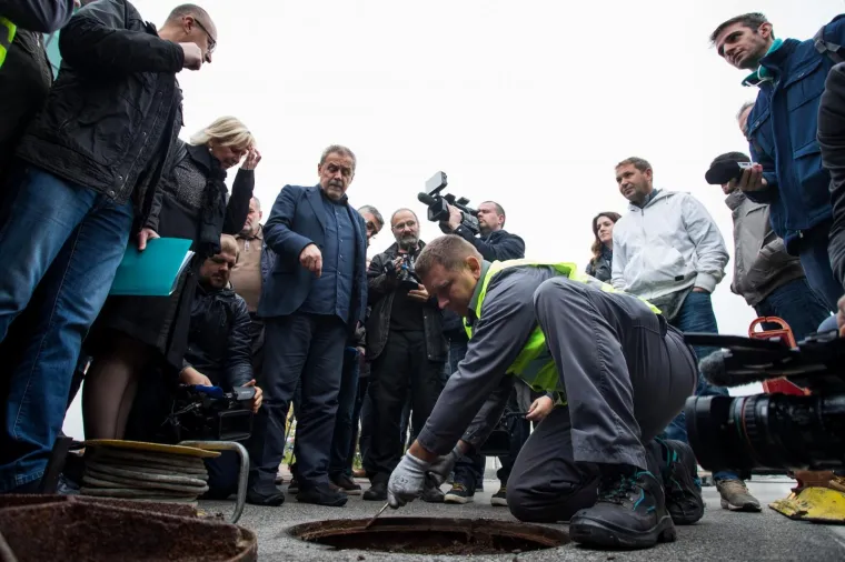 POKLOPCI KOJI KLAPAJU: Okružen suradnicima Bandić je nadgledao popravak šahtova