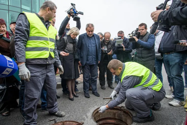 POKLOPCI KOJI KLAPAJU: Okružen suradnicima Bandić je nadgledao popravak šahtova