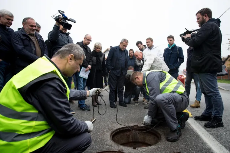 POKLOPCI KOJI KLAPAJU: Okružen suradnicima Bandić je nadgledao popravak šahtova