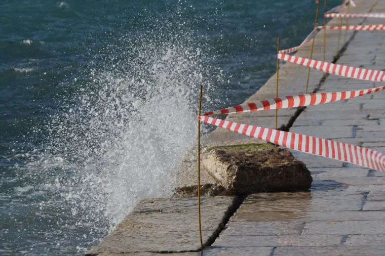 Jugo oštetilo dio zida rovinjske rive 30.10.2018., Rovinj - Jugo ostetilo dio zida rovinjske rive