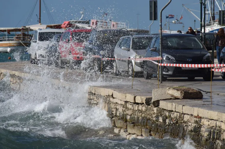 Jugo oštetilo dio zida rovinjske rive 30.10.2018., Rovinj - Jugo ostetilo dio zida rovinjske rive