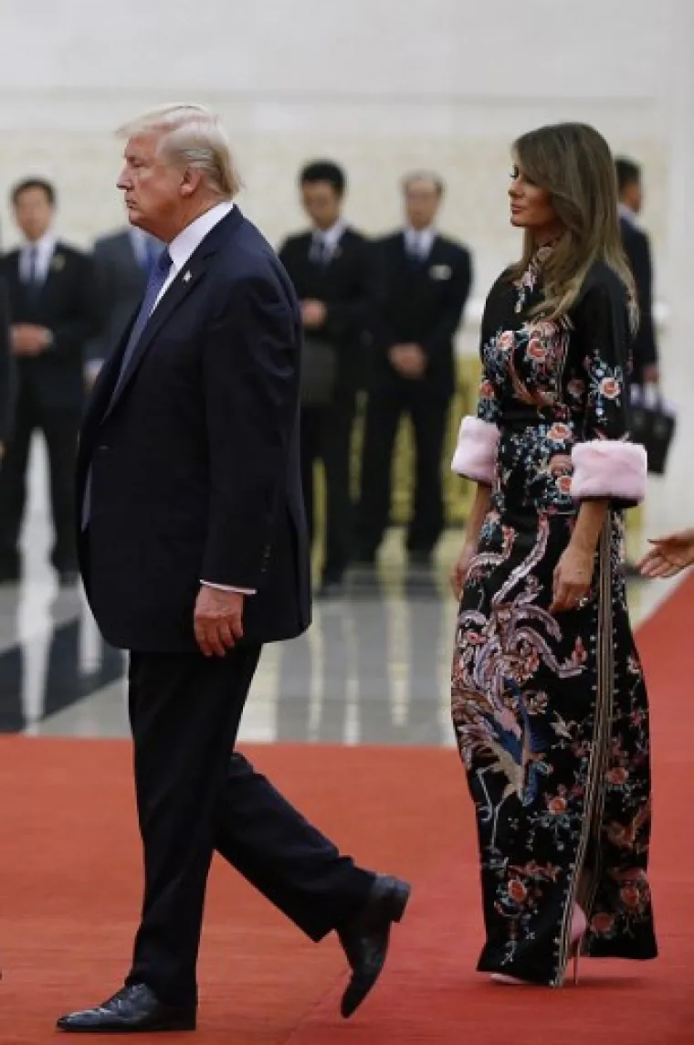 MELANIA PLIJENI PAŽNJU SVOJIM MODNIM KOMBINACIJAMA: Evo čime je sve prva dama iznenadila iz Azije