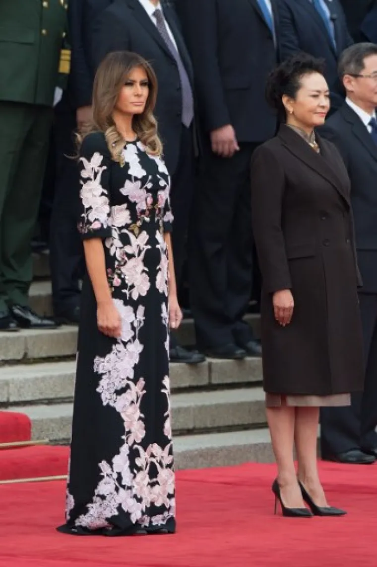 Na ceremoniji dobrodošlice u Velikoj dvorani naroda, Melania je plijenila pažnju u crnoj Dolce &amp; Gabbana haljini s bijelim cvjetovima.